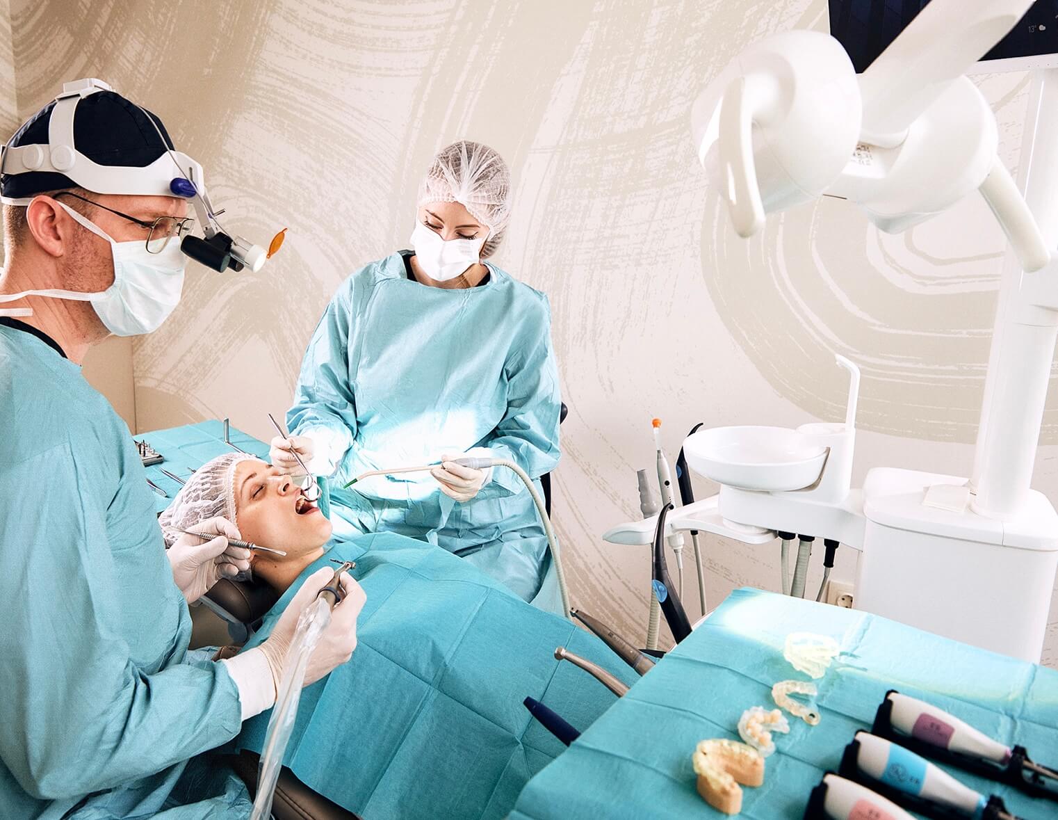 Dr Barabás József implantátumot ültet be